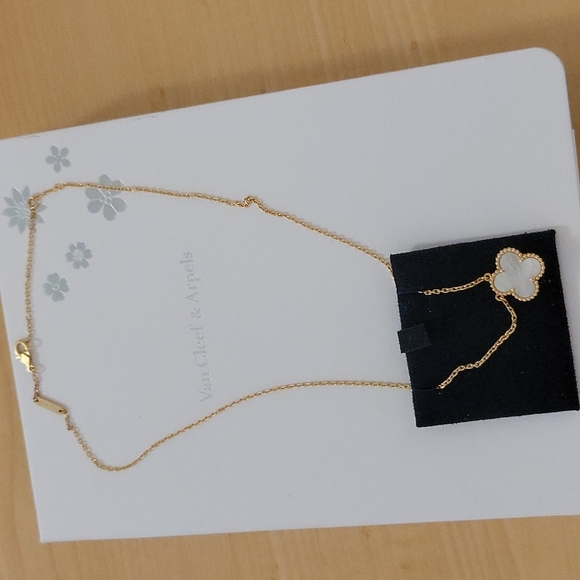 Van Cleef & Arpels Vintage Alhambra Pendant 18 - Karat Yellow Gold - Bra… - Picture 9 of 13